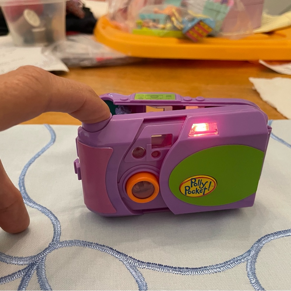 Polly Pocket 1998  Wedding Camera. Light Up Flash! 2 Dolls & Tripod. Complete.